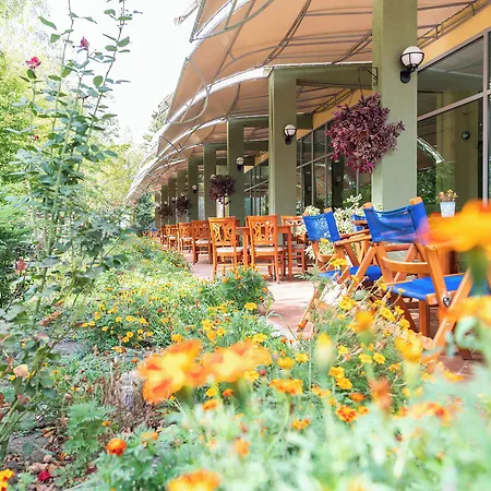 Ivana Palace - Free Parking Готель