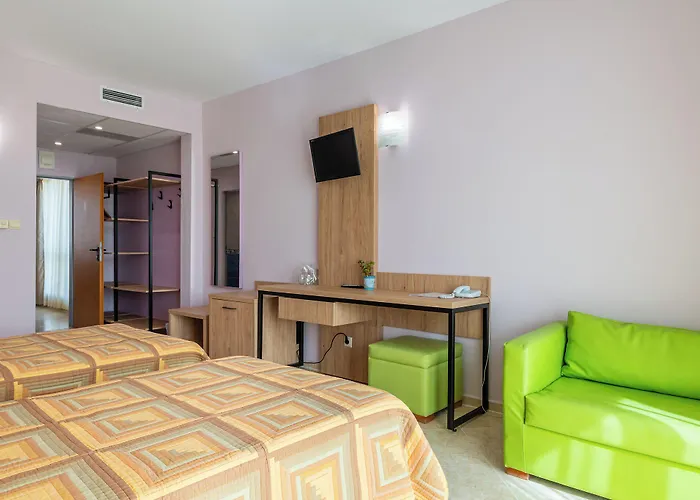 Ivana Palace - Free Parking Отель