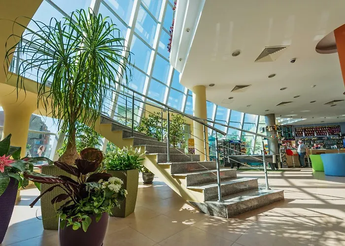 Ivana Palace - Free Parking Отель